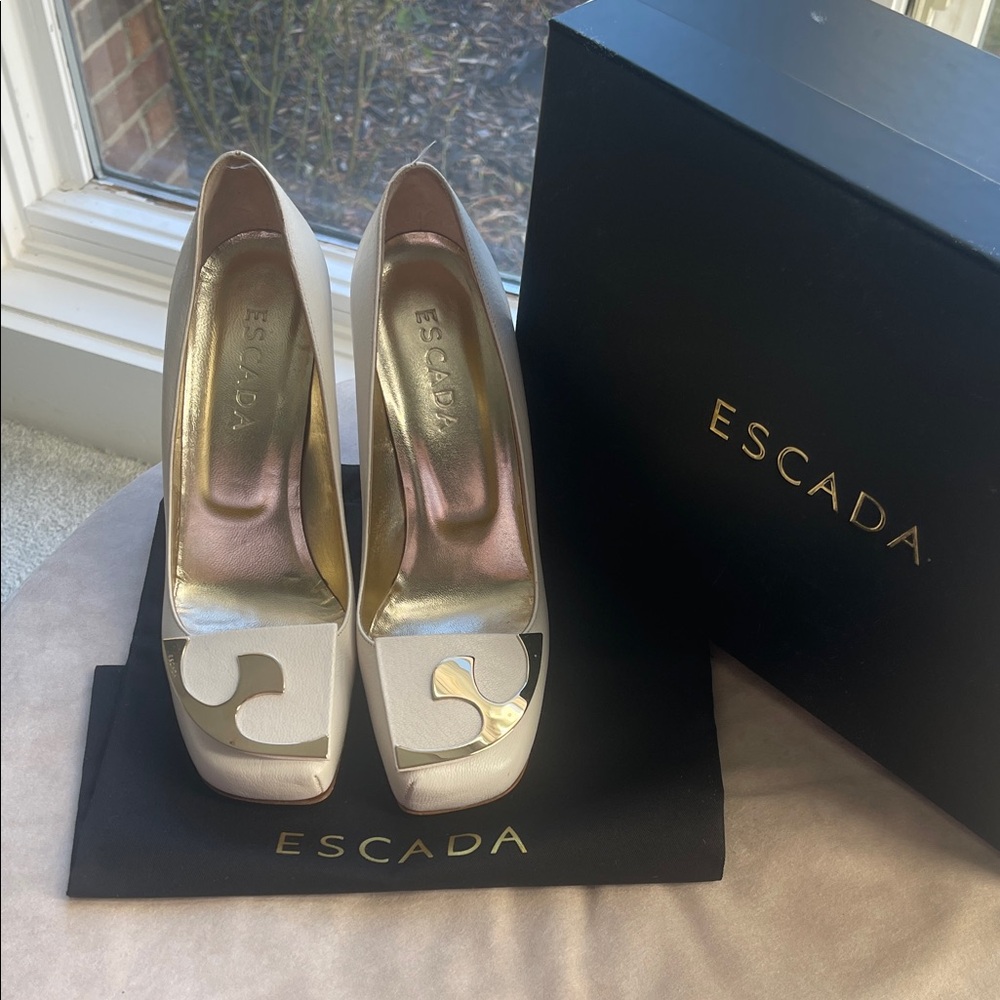 NWT Escada Cream with Gold Decal Women's pumps, size 38 1/2